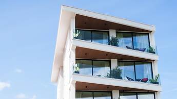 Welcomely - Deluxe Room - Charles Aznavour