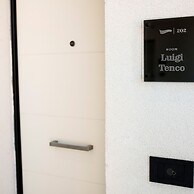 Welcomely - Deluxe Room - Charles Aznavour