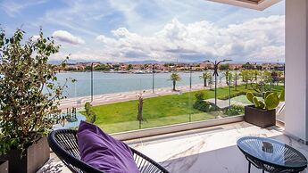 Welcomely - Deluxe Room - Charles Aznavour