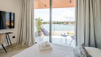 Welcomely - Deluxe Room - Charles Aznavour