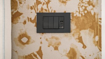 Welcomely - Deluxe Room - Charles Aznavour