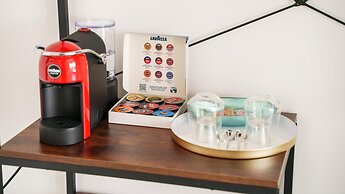 Welcomely - Deluxe Room - Charles Aznavour