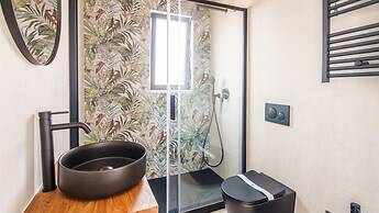 Welcomely - Deluxe Room - Charles Aznavour