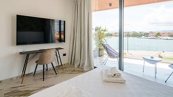 Welcomely - Deluxe Room - Charles Aznavour