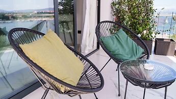 Welcomely - Deluxe Room - Amii Stewart