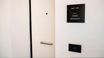 Welcomely - Deluxe Room - Amii Stewart