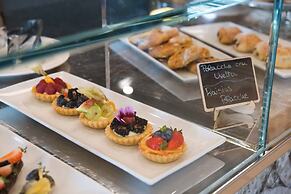 Kiss Beachfront Hotel & Restaurant