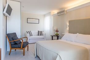 Kiss Beachfront Hotel & Restaurant