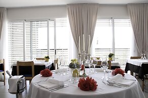 Kiss Beachfront Hotel & Restaurant