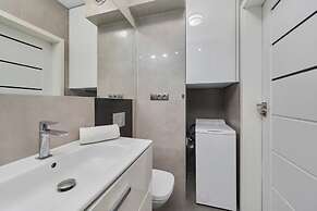 Modern Studio Gwiazdzista by Renters