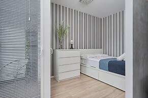 Modern Studio Gwiazdzista by Renters