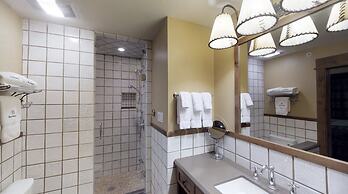 Upscale 2-bedroom Residence in Resort-style Setting With Saline Outdoo