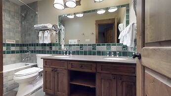 Upscale 2-bedroom Residence in Resort-style Setting With Saline Outdoo