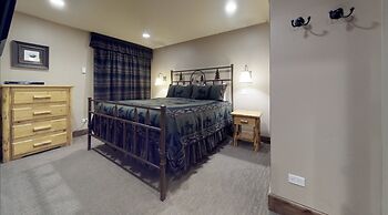 Upscale 2-bedroom Residence in Resort-style Setting With Saline Outdoo