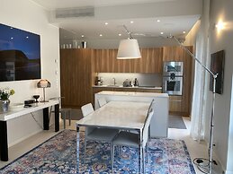 Luxury City Seafront Apartment w Balcony