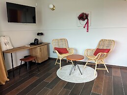 Le Finestre Sul Lago