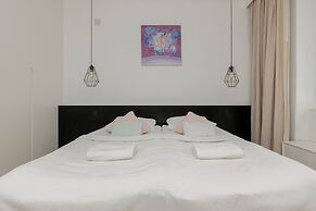 Trendy City Center Apartment by Renters