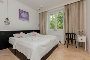 Trendy City Center Apartment by Renters