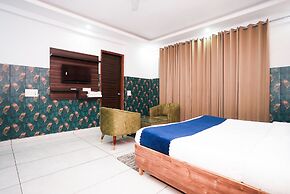 Fabhotel Tanvi Premium