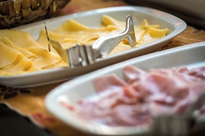 Howard Johnson Hotel & Convention Center by Wyndham, Merlo