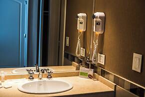 Howard Johnson Hotel & Convention Center by Wyndham, Merlo