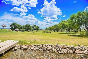 Howard Johnson Hotel & Convention Center by Wyndham, Merlo
