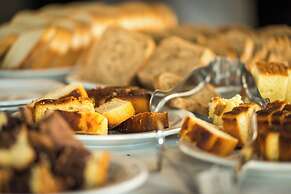 Howard Johnson Hotel & Convention Center by Wyndham, Merlo