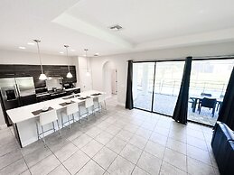 Balmoral Resort-210bp 4 Bedroom Home by RedAwning