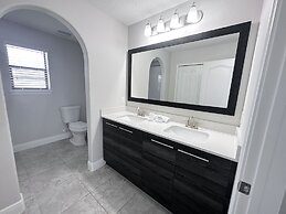 Balmoral Resort-210bp 4 Bedroom Home by RedAwning