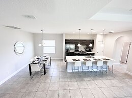 Balmoral Resort-210bp 4 Bedroom Home by RedAwning