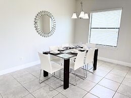 Balmoral Resort-210bp 4 Bedroom Home by RedAwning