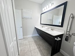 Balmoral Resort-210bp 4 Bedroom Home by RedAwning