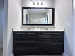 Balmoral Resort-210bp 4 Bedroom Home by RedAwning