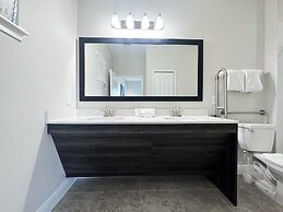 Balmoral Resort-210bp 4 Bedroom Home by RedAwning