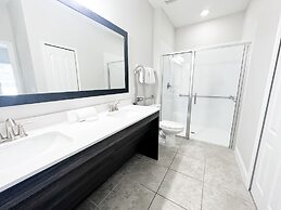 Balmoral Resort-210bp 4 Bedroom Home by RedAwning