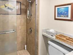 Menehune Shores, #210 3 Bedroom Condo by RedAwning