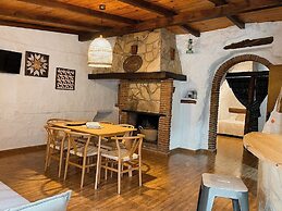 Cuevas El Atochal Orígenes