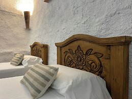 Cuevas El Atochal Orígenes