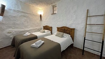 Cuevas El Atochal Orígenes