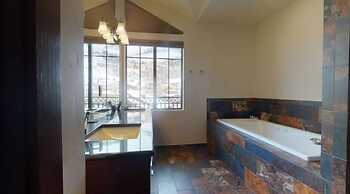 Vail Lionshead Village 3 Bedroom Plus Den With Mountain View