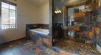Vail Lionshead Village 3 Bedroom Plus Den With Mountain View
