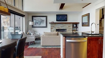 Vail Lionshead Village 3 Bedroom Plus Den With Mountain View