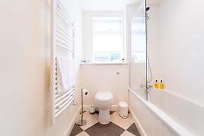 Stylish Spacious 1 bed Apartment - Downtown