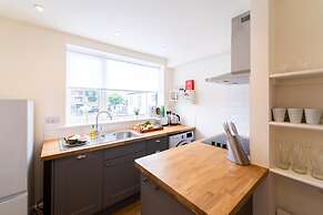 Stylish Spacious 1 bed Apartment - Downtown