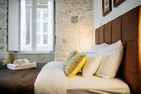 Central W Apartment and Rooms by DuHomes