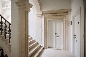 Central W Apartment and Rooms by DuHomes