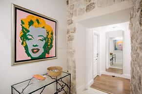 Central W Apartment and Rooms by DuHomes