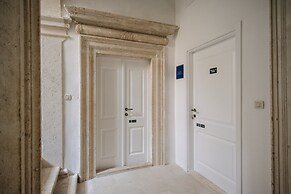 Central W Apartment and Rooms by DuHomes