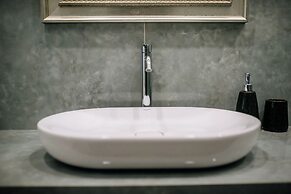 Central W Apartment and Rooms by DuHomes