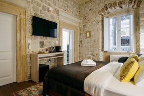 Central W Apartment and Rooms by DuHomes